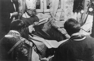 Foto tirada durante o rito de sagração de Dom Zamora e Dom Carmona realizado por Dom Thuc